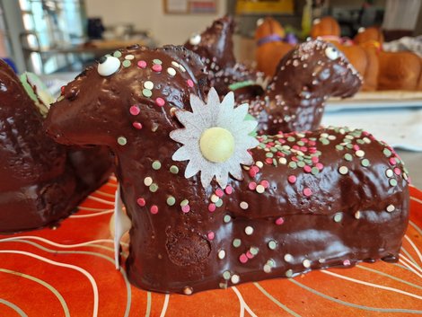 fertig dekoriertes Schokoladeosterlamm