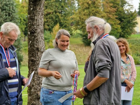 Teilnehmer beim Fußballspiel erhält Medaille