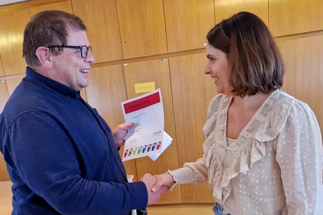 PD Schwarzlmüller überreicht Kerstin Hauzlehner für 15 Jahre Tätigkeit in der Pflege die Ehrenurkunde.