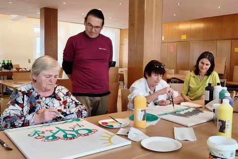 Mag. Holzknecht, Behindertenpädagogin Beatrix und LPBZ-BewohnerInnen beim Workshop
