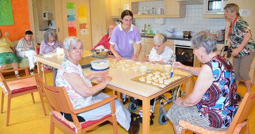 Bewohnerinnen beim Backen