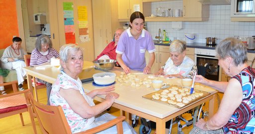 Bewohnerinnen beim Backen