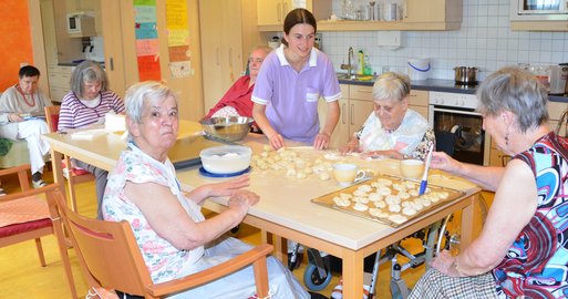 Bewohnerinnen beim Backen