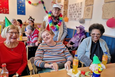 viele Menschen im Faschingskostüm