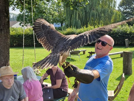 Peter mit Falke am Arm