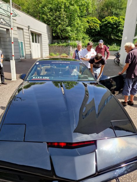 Auto "KITT" und Bewohner ringsum