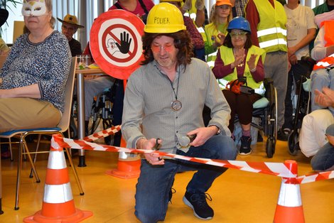 Mag. Konrad durchschneidet Baustellenband