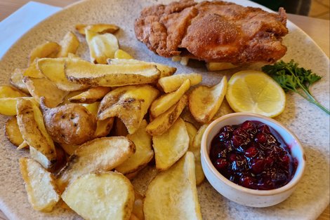 Gebackenes Schnitzel und Kartoffeln
