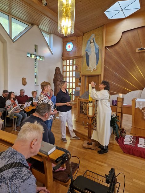 Seelsorgerin Bettina Groiß-Madlmair und Andachts-TeilnehmerInnen