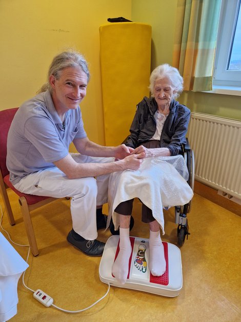 Physiotherapeut und Bewohnerin