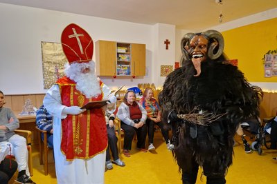 Nikolaus und Krampus im Wohnzimmer WB3