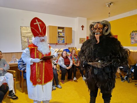 Nikolaus und Krampus im Wohnzimmer WB3