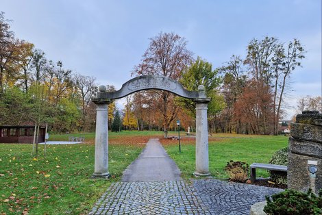 Park vor Schloss Haus