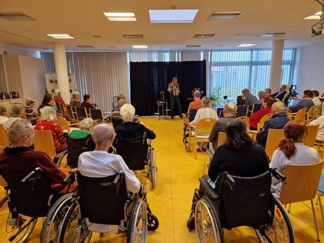 BewohnerInnen sehen Zaubershow