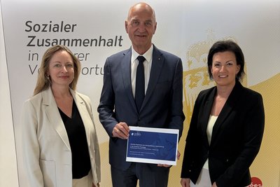 Priv.-Doz.in Mag.a Dr.in Anna Maria Dieplinger (links) und DGKPin Monika Lercher, BScN (rechts) präsentierten Sozial-Landesrat Dr. Christian Dörfel die erstmals in einem LPBZ durchgeführte wissenschaftliche Studie.
