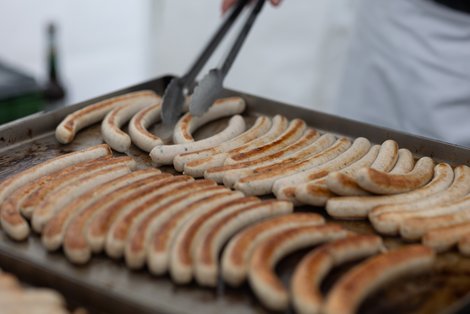 Bratwürstel am Griller