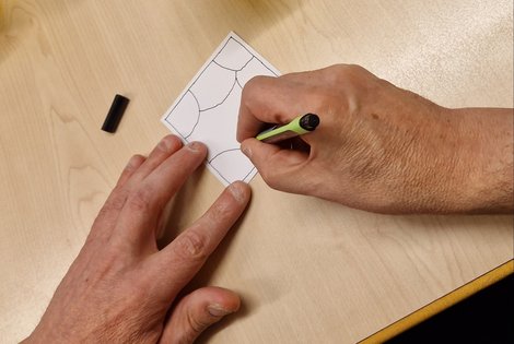 Hände fertigen Zentangle Zeichnung