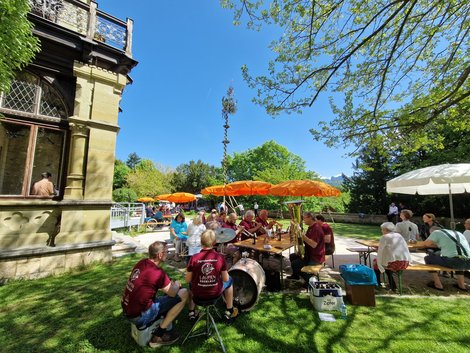 Musiker und Gäste beim Maibaumfest