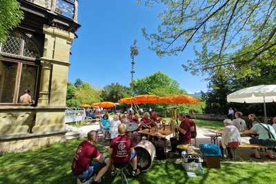 Musiker und Gäste beim Maibaumfest