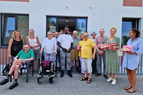 Mag. Johanna Jachs (2. von rechts) und die GewinnerInnen in der Wohngemeinschaft Gutau.