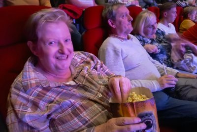 Bewohnerin mit Popcorn im Kino