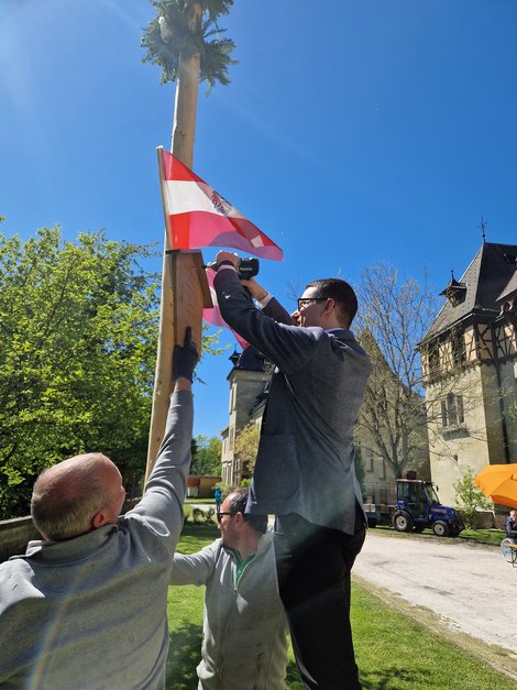 Anbringung der Tafel am Maibaum Schloss Cumberland