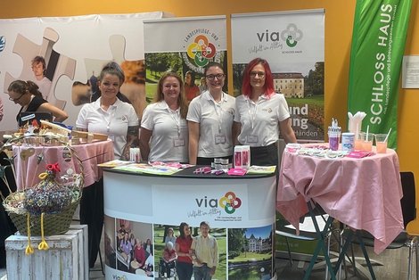 Gruppenfoto der Mitarbeiterinnen am Messestand