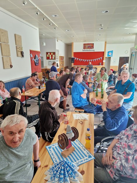 BewohnerInnen bei Tisch in Schloss Haus