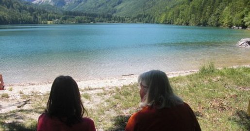 zwei Frauen blicken auf den Langbathsee