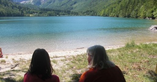 zwei Frauen blicken auf den Langbathsee