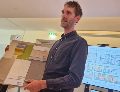 Architekt Di Nicolas Hebeisen zeigt Farbpalette