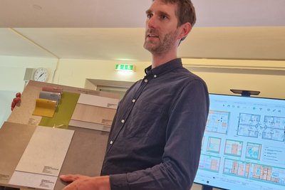 Architekt Di Nicolas Hebeisen zeigt Farbpalette