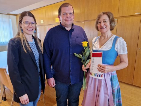 Bürgermeisterin Katrin Krenn, Pflegedirektor Günter Schwarzlmüller und Jubilarin Andrea Forster.