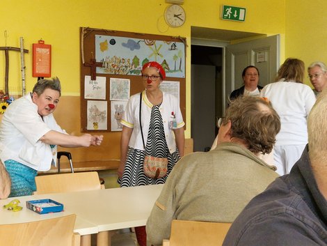 2 CliniClowns mit Bewohner