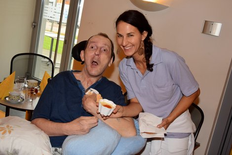 Therapeutin und Bewohner beim Oktoberfest