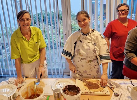 Mitarbeiterinnen beim Bestreichen der Palatschinken