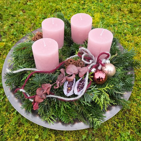 Adventkranz rosa Kerzen