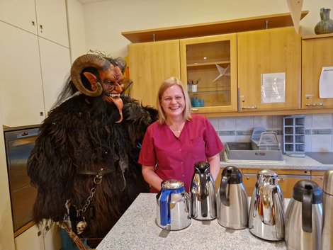 Mitarbeiterin Birgit und Krampus