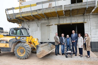6 Personen bei Baustellenbesichtigung 