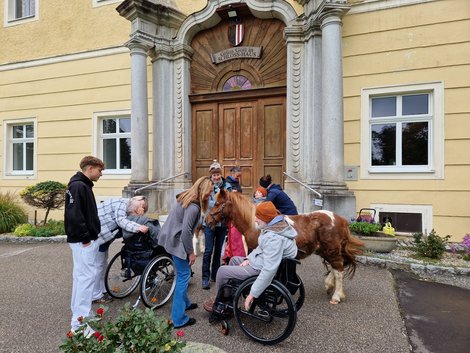 Therapieponys und BewohnerInnen vor dem LPBZ Haupteingang