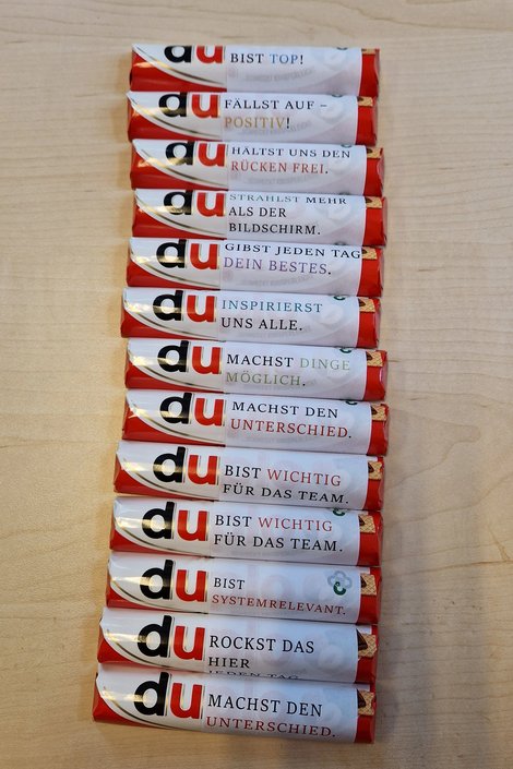 Viele Duploriegel mit unterschiedlichen Sprüchen