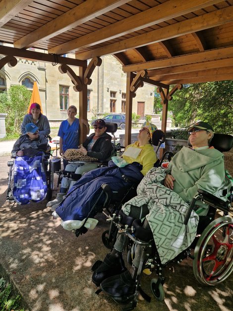 Bewohner bei Maifeier im Schloss Cumberland