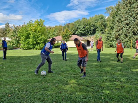 FußballspielerInnen mit Ballkontakt