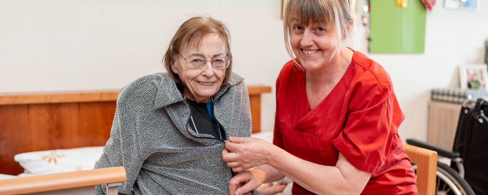 Bewohnerin und Pflegekraft
