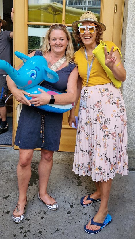 Nicole Lengauer und Dir. Daniela Braza-Horn im Beachparty-Outfit