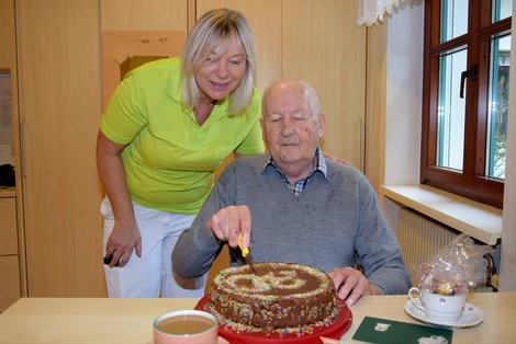 Eva und Heinrich beim Torteanschneiden