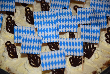 Torte mit blau-weißen Fähnchen