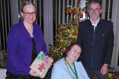 Rotary-Präsidentin Eva Pötzl, Margit Zauner, Dir. Horst Konrad vor Christbaum