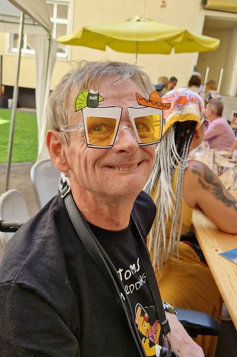 Bewohner mit Beach-party-Brille Schloss Haus