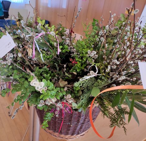 alle gebundenen Palmbesen in einem großen Korb